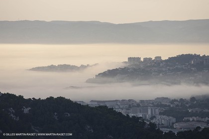 18 07 2012 - Marseille  (FRA ) -  Phénomène d'entrées maritimes - La Nèble (brume, en provençal)