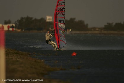 13 11 2004 - Les Saintes Maries de la mer (France) - Irish sailboarder Finian Maynard beat the overall sailing speed record with a run at 46,82 knts.