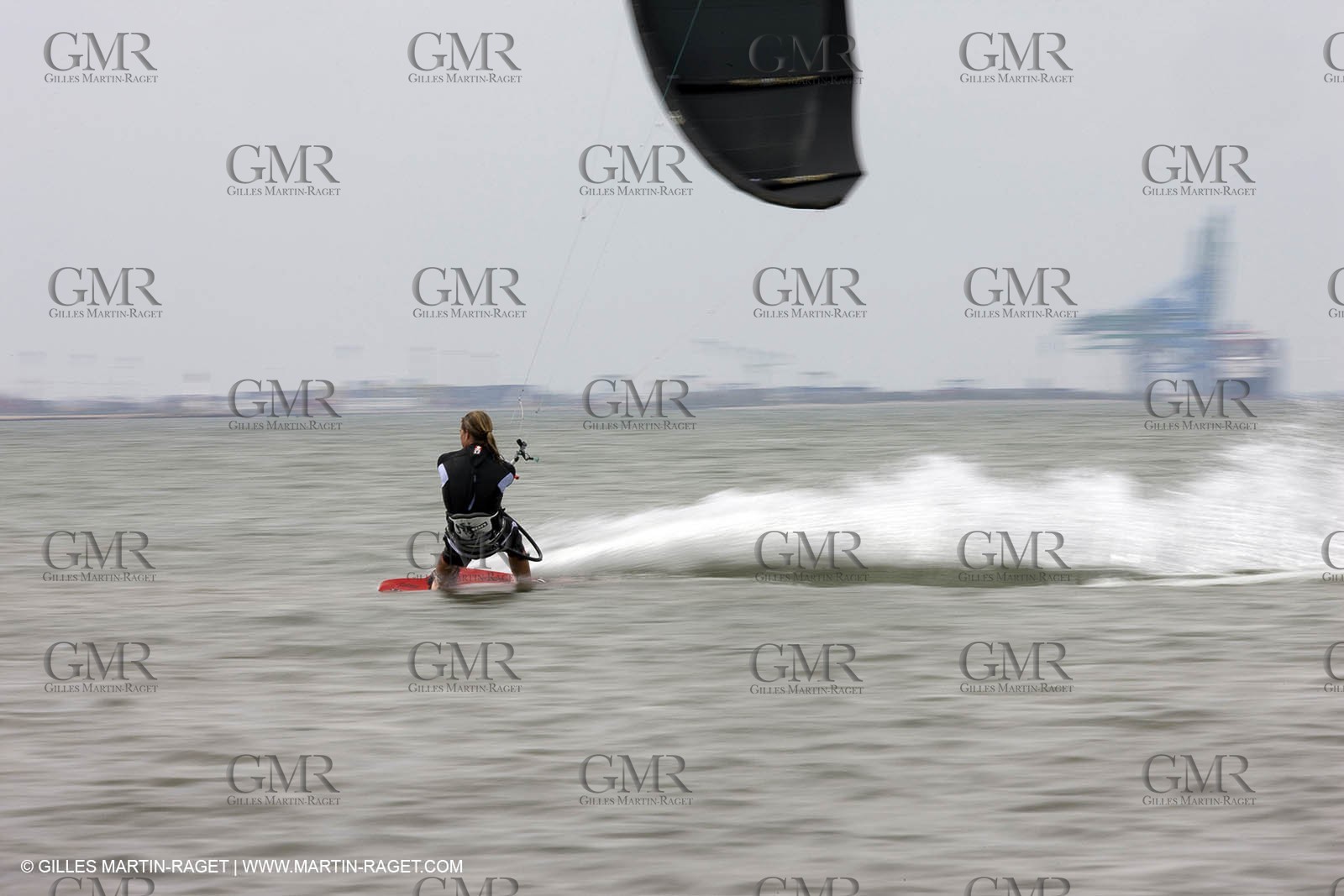 08 05 2008 - Port Saint Louis du Rhône (FRA, 13) - kite surfer Alexandre Caizergues training