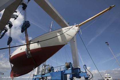 09 04 2013 - La Ciotat (FRA,13) - Chantier Les Charpentiers Réunis Méditerrannée - Mise à l'eau du ketch marconi de 23 m Adria après 9 mois de restauration