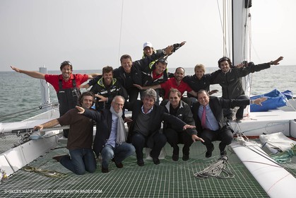 08 10 10 - St Sulpice (SUI) - Hydroptere.ch touches water - Team and sponsors
