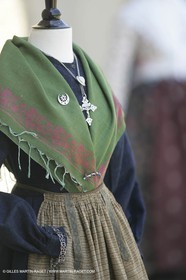 Mai 2004 - La Tour d'Aigues (FRA, 84) Costumes anciens pour l'exposition Femmes du Midi