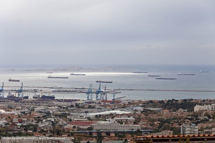 25 10 2010 - Marseille (FRA,13) - Navires au mouillage en raison d'un grève du personnel portuaire