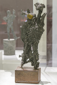 02 05 2023, Paris (FRA), oeuvre de Germaine Richier, Exposition Centre Pompidou 2023, Plomb avec verre de couleur n°1 1952, Plomb et verre jaune, Pièce unique, 46 x 15,5 x 10 cm, Courtesy Alice and Tom Tisch, NewYork