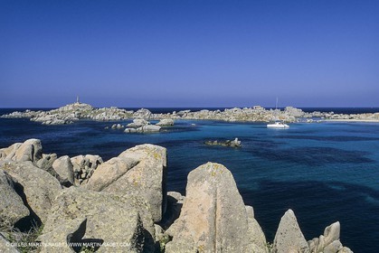 Voile, croisière,multicoque au mouillage