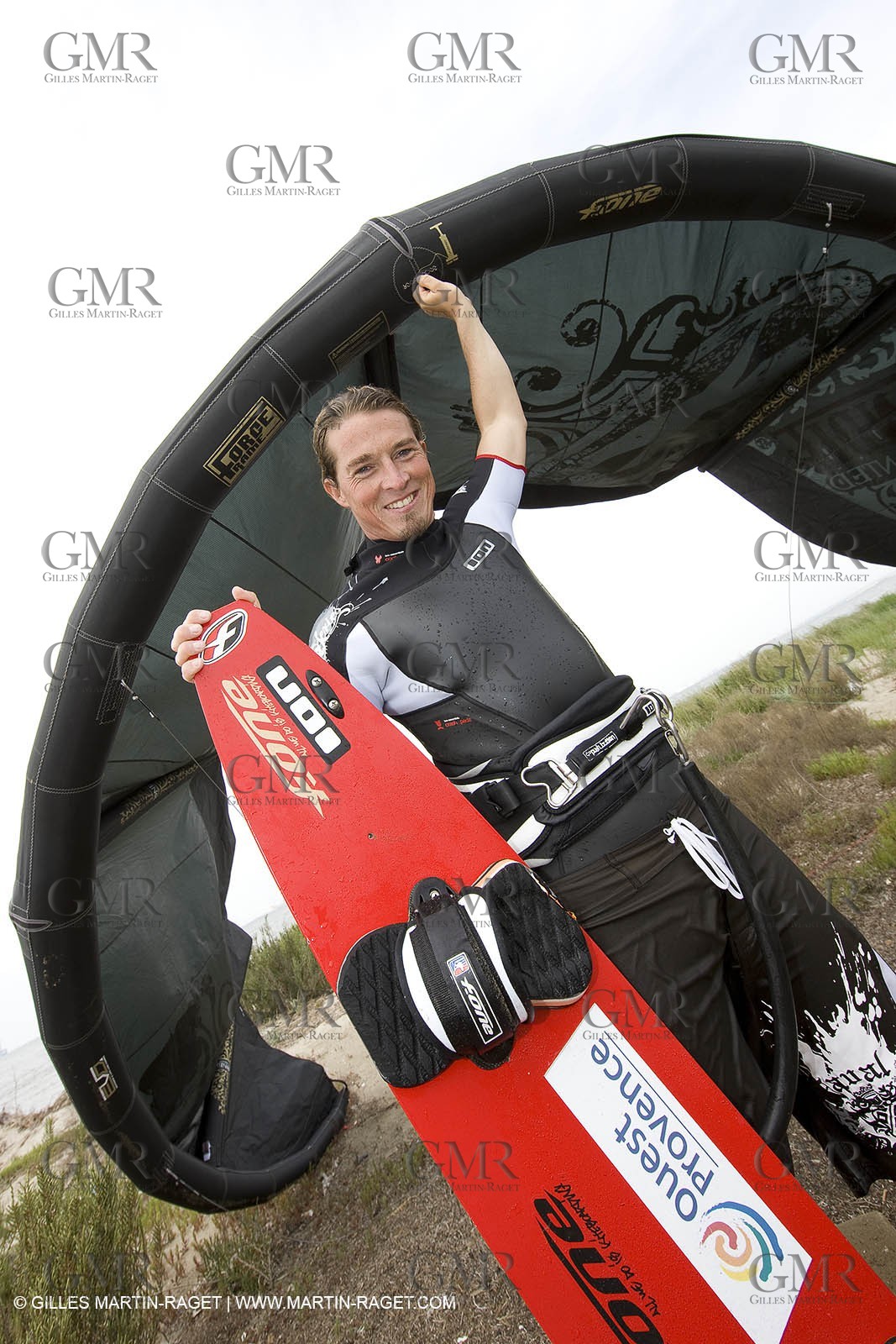 08 05 2008 - Port Saint Louis du Rhône (FRA, 13) - kite surfer Alexandre Caizergues training