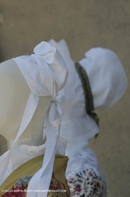 Mai 2004 - La Tour d'Aigues (FRA, 84) Costumes anciens pour l'exposition Femmes du Midi