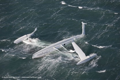 21 12 2008 - Port Saint Louis du Rhône (FRA, 13) - L'Hydroptère peu après son chavirage survenu lors d'une tentative contre le record de vitesse absolu à la voile