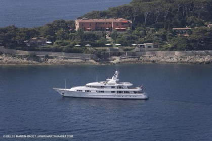 28 07 2007 - St Jean Cap Ferrat - SuperYachts - Motor Yachts - Hampshire