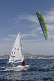 15 04 2024, Marseille (FRA), présentation des sélectionnés olympiques français en voile pour les Jeux Olympiques de Paris 2024.  Alex Mazella (Kite hommes - Formula Kite); Laurianne Nolot (Kite femmes - Formula Kite); Nicolas Goyard (Planche à voile hommes - iQFoil); Hélène Noesmoen (Planche à voile femmes- iQFoil); Camille Lecointre-Jeremie Mion (dériveur double mixte - 470); Louise Cervera (Dériveur femmes - ILCA 6); Jean-Baptiste Bernaz (Dériveur hommes - ILCA 7); Tim Mourniac - Lou Berthomieu (Multicoque mixte - Nacra 17); Clément Péquin - Erwan Fischer (Skiff hommes - 49er); Sarah Steyaert-Charline Picon (Skiff femmes - 49er FX).