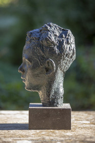 17 04 2022, St Rémy de Provence (FRA,13), Oeuvre de Germaine Richier, Buste n° 2, Rémi Coutin enfant, 1927-1928, Bronze patiné foncé, éreuve d'exposition, 31 x 20 x 21 cm, collection Famille Germaine Richier