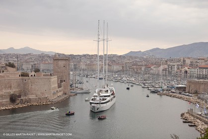 23 10 2010 - Marseille (FRA,13) - Le Ponant - Arrivée à Marseille et entrée dans le Vieux Port