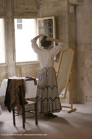 04 03 2007 - Arles - Queen of Arles and her assistants - winter costume trials