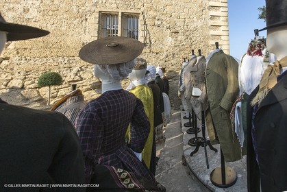 31 10 2013 - Ansouis (FRA,84) - Chateau d'Ansouis - Costumes de l'exposition Habits d'hommes