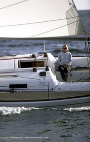 Crusing monohull sailing