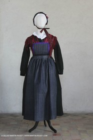 Mai 2004 - La Tour d'Aigues (FRA, 84) Costumes anciens pour l'exposition Femmes du Midi