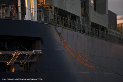 01 03 2011 - San Frnacisco (USA,CA) - Operations portuaires - détails de navires - déchargement de navire - containers