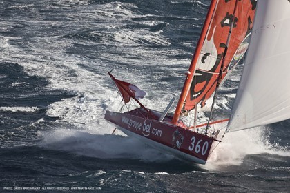14 07 2008 - Port Camargue (FRA,30) - Monocoques IMOCA - Vendée Gobe 2008 - Kito de Pavant (Groupe Bel) à l'entraînement dans le Mistral