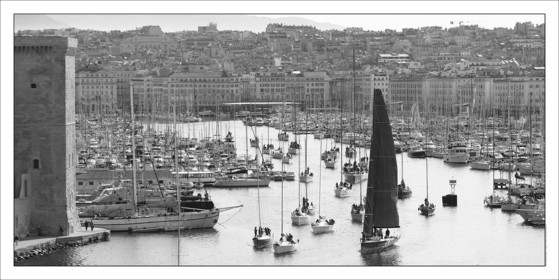 Produit : Tirage photo réalisé par nos soins sur imprimante jet d'encre professionnelle Epson à partir de 8 encres ultrachrome inaltérables (label Digigraphie).Formats au choix : .. 50 x 100 cm. 100 x 200 cmChoix des papiers :. Papier standard brillant 250 gr., filet noir, marge blanche, tirage non signé. Papier haut de gamme satiné 290 gr. filet noir, marge blanche, tirage vérifié et signé par l'auteur.. Autres supports (canvas, acrylique, dibond) sur demandeConditionnement : tube cylindrique renforcé.Options pour l'expédition : . colissimo + dépôt boîte aux lettres (France uniquement). Colissimo avec signature à réception. Transporteur express (2 jours ouvrés) avec signature à réceptionCliquez sur caddie pour sélectionner votre formule et démarrer la procédure de commande en ligne