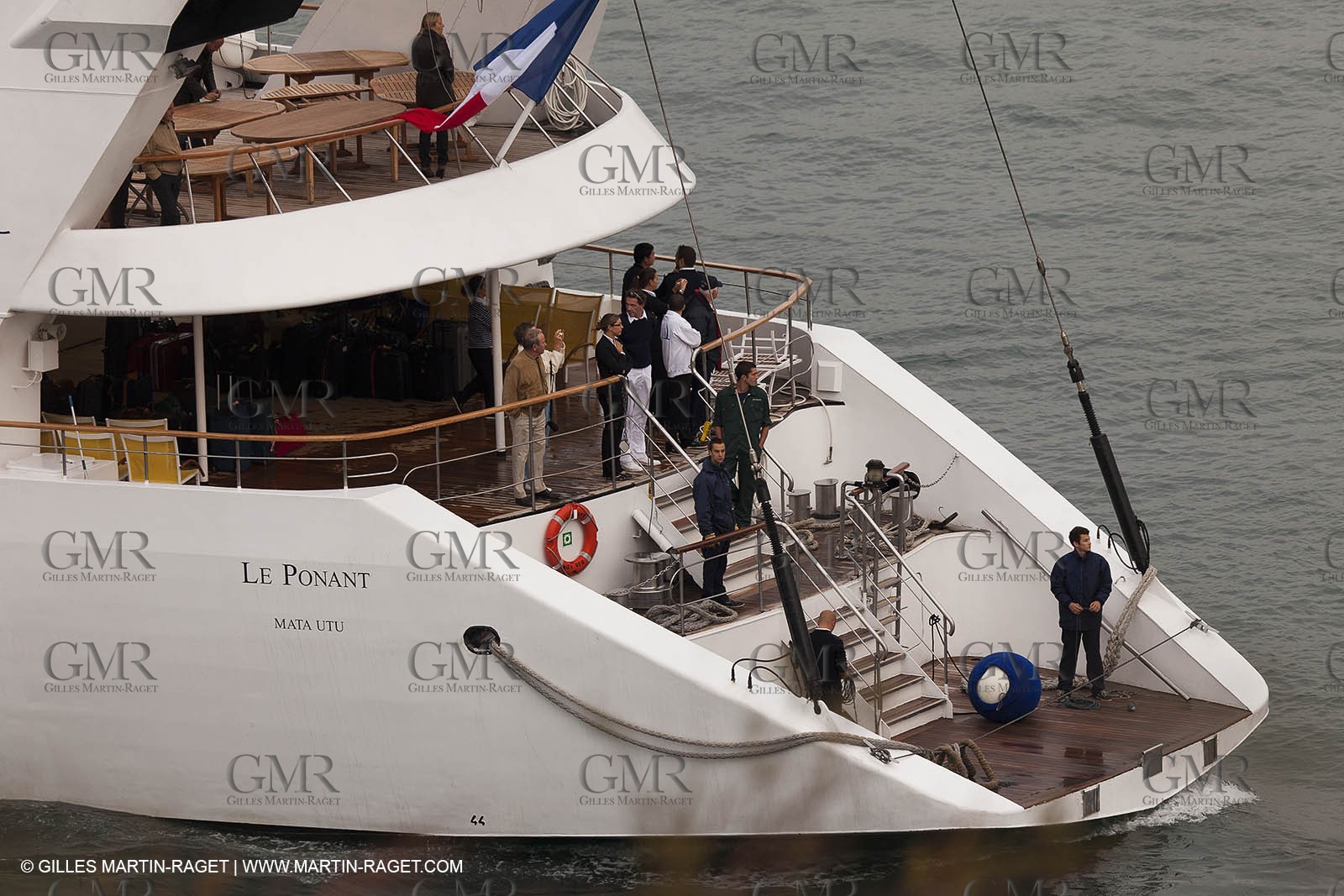 23 10 2010 - Marseille (FRA,13) - Le Ponant - Arrival in Marseille and entrance in the historical port
