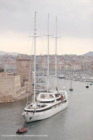 23 10 2010 - Marseille (FRA,13) - Le Ponant - Arrival in Marseille and entrance in the historical port