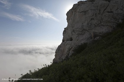 06 08 09 - Marseille - La neble - Brouillard sur les calanques et îles de Marseille