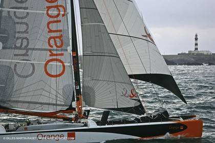 Orange II-Trophée Jules Verne 2005-Orange II et Bruno Peyron franchissent la ligne de départ devant le phare de Ouessant