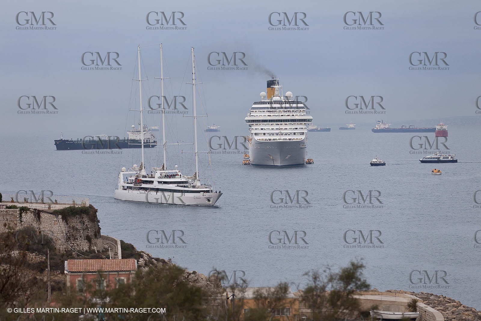 23 10 2010 - Marseille (FRA,13) - Le Ponant - Arrival in Marseille and entrance in the historical port