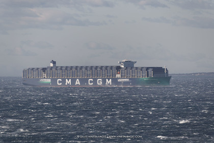 14 12 2023, Marseille (FRA), arrivée du Palais Royal, porte container armé par la CMA CGM, navire de 400 mètres de long, 67 mètres de large, qui transporte 23 000 conteneurs avec propulsion au GNL