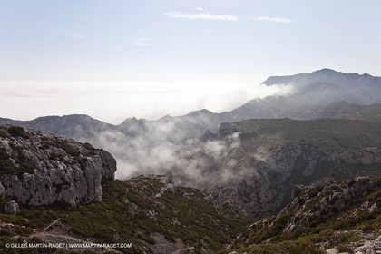 06 08 09 - Marseille - La neble - Brouillard sur les calanques et îles de Marseille