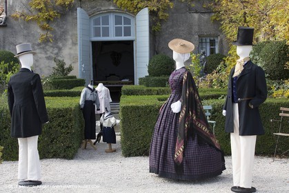 31 10 2013 - Ansouis (FRA,84) - Chateau d'Ansouis - Costumes de l'exposition Habits d'hommes