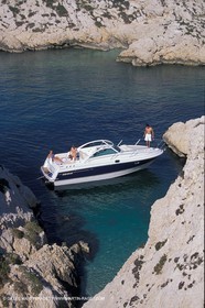 Bateau à Moteur au mouillage