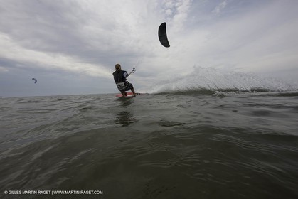 08 05 2008 - Port Saint Louis du Rhône (FRA, 13) - kite surfer Alexandre Caizergues à l'entraînement