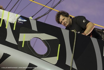 14 11 2010 - Dubai (UAE) - Dubai Louis Vuitton Trophy -  BMW ORACLE Racing - Race Day 1 - Mascalzone Team NZ incident