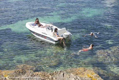 Motor boat mooring