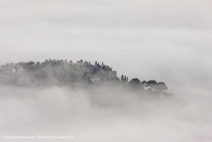 18 07 2012 - Cassis (FRA ) - Les Calanques -  Phénomène d'entrées maritimes - La Nèble (brume, en provençal)