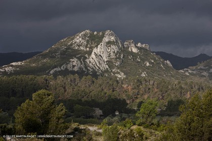 29 04 2012 - Eygalières (FRA, 13) - Chaîne des Alpilles vers Eygalières