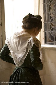 04 03 2007 - Arles - Queen of Arles and her assistants - winter costume trials