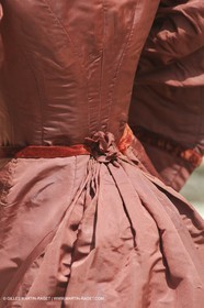 Mai 2004 - La Tour d'Aigues (FRA, 84) Costumes anciens pour l'exposition Femmes du Midi