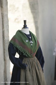 Mai 2004 - La Tour d'Aigues (FRA, 84) Costumes anciens pour l'exposition Femmes du Midi