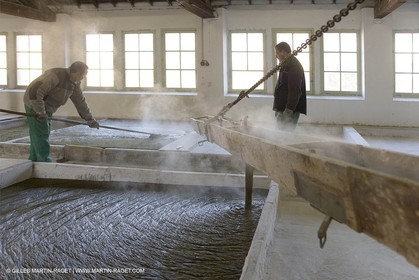 01 02 2007 - Salon de Provence - Fabrication traditionelle du savon de Marseille aux savonneries Marius Fabre - Coulée dans les bacs**01 02 2007 - Salon de Provence - Traditional soap of Marseille making at Marius Fabre soap maker - soap sent in open tanks