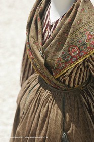 Mai 2004 - La Tour d'Aigues (FRA, 84) Costumes anciens pour l'exposition Femmes du Midi