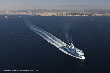 14 01 2012 - Marseille (FRA,13) - Compagnie La Méridionale - le Piana devant Marseille et les Calanques