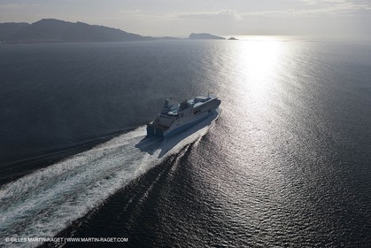 14 01 2012 - Marseille (FRA,13) - Compagnie La Méridionale - le Piana devant Marseille et les Calanques