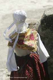 Mai 2004 - La Tour d'Aigues (FRA, 84) Costumes anciens pour l'exposition Femmes du Midi