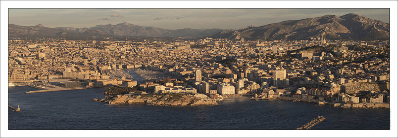 Produit : Tirage photo réalisé par nos soins sur imprimante jet d'encre professionnelle Epson à partir de 8 encres ultrachrome inaltérables (label Digigraphie).Formats au choix :. 20 x 60 cm. 33 x 95 cm- 52 x 150 cmChoix des papiers :. Papier standard brillant 250 gr., filet noir, marge blanche, tirage non signé. Papier haut de gamme satiné 290 gr. filet noir, marge blanche, tirage vérifié et signé par l'auteur.. Autres supports (canvas, acrylique, dibond) sur demandeConditionnement : tube cylindrique renforcé.Options pour l'expédition : . colissimo + dépôt boîte aux lettres (France uniquement). Colissimo avec signature à réception. Transporteur express (2 jours ouvrés) avec signature à réceptionCliquez sur caddie pour sélectionner votre formule et démarrer la procédure de commande en ligne