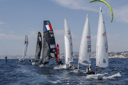 15 04 2024, Marseille (FRA), présentation des sélectionnés olympiques français en voile pour les Jeux Olympiques de Paris 2024.  Alex Mazella (Kite hommes - Formula Kite); Laurianne Nolot (Kite femmes - Formula Kite); Nicolas Goyard (Planche à voile hommes - iQFoil); Hélène Noesmoen (Planche à voile femmes- iQFoil); Camille Lecointre-Jeremie Mion (dériveur double mixte - 470); Louise Cervera (Dériveur femmes - ILCA 6); Jean-Baptiste Bernaz (Dériveur hommes - ILCA 7); Tim Mourniac - Lou Berthomieu (Multicoque mixte - Nacra 17); Clément Péquin - Erwan Fischer (Skiff hommes - 49er); Sarah Steyaert-Charline Picon (Skiff femmes - 49er FX).