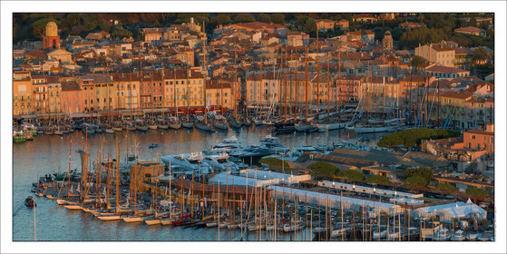 Produit : Tirage photo réalisé par nos soins sur imprimante jet d'encre professionnelle Epson à partir de 8 encres ultrachrome inaltérables (label Digigraphie).Formats au choix : .. 50 x 100 cm. 100 x 200 cmChoix des papiers :. Papier standard brillant 250 gr., filet noir, marge blanche, tirage non signé. Papier haut de gamme satiné 290 gr. filet noir, marge blanche, tirage vérifié et signé par l'auteur.. Tirages d'art (Digigraphies) signées, numérotées, tamponnées, enregistrées sur demande. Autres supports (canvas, acrylique, dibond) sur demandeConditionnement : tube cylindrique renforcé.Options pour l'expédition :. Colissimo + dépôt boîte aux lettres (France uniquement). Colissimo avec signature à réception. Transporteur express (2 jours ouvrés) avec signature à réceptionCliquez sur caddie pour sélectionner votre formule et démarrer la procédure de commande en ligne