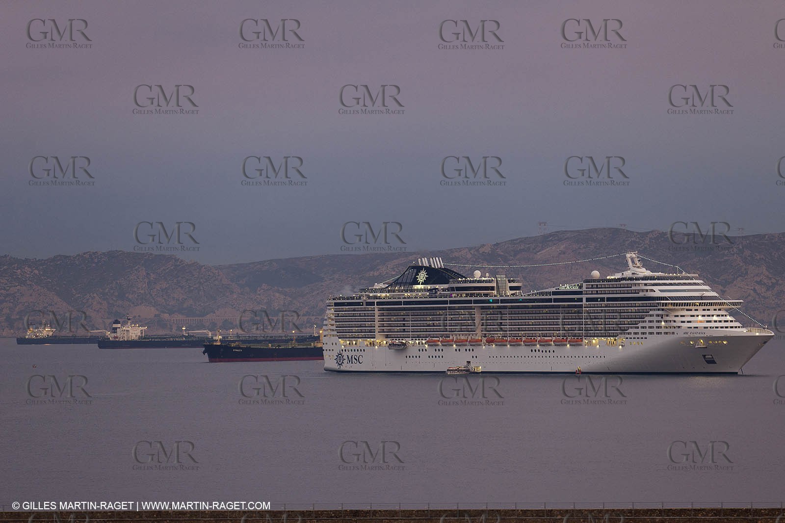 23 10 2010 - Marseille (FRA,13) - Le Ponant - Arrival in Marseille and entrance in the historical port