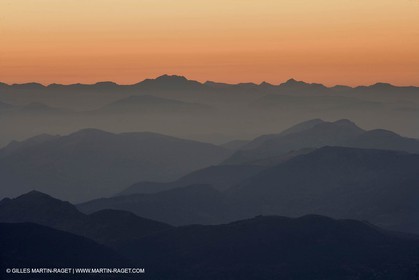 01 09 2007 - sommet du Mont Ventoux (FRA, 84) - Vue vers le nord vers la Haute Provence et les Alpes du Sud (Massuf de l'Oisans)